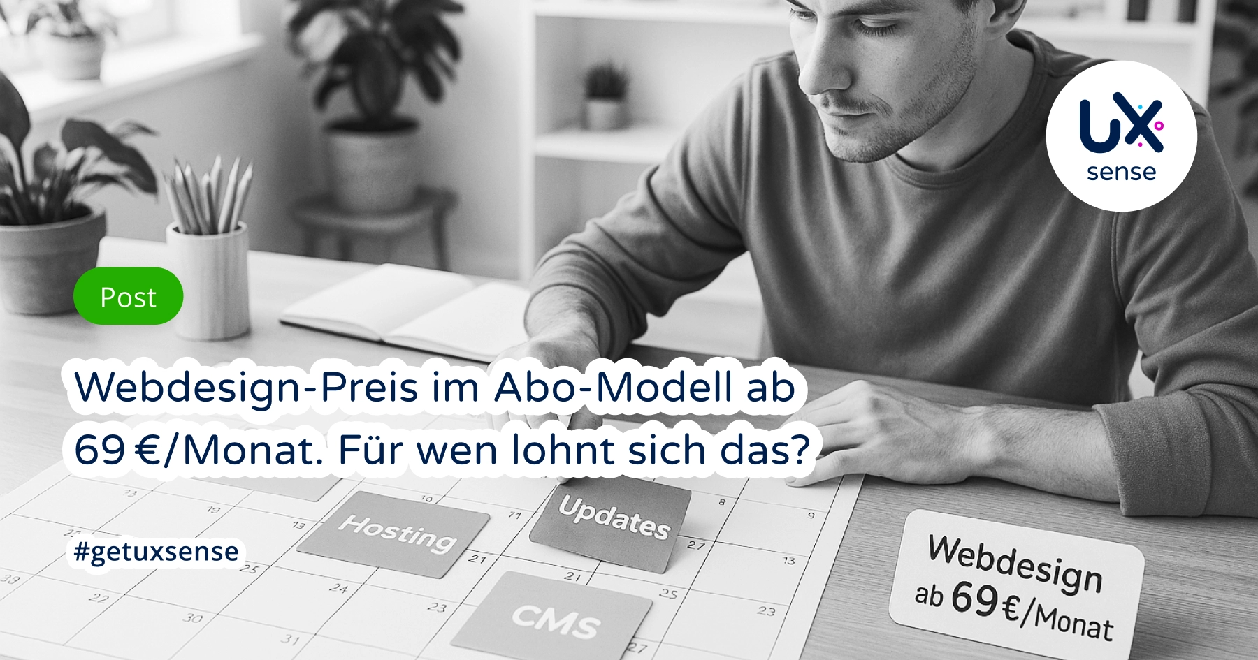 Mann plant monatliche Webdesign-Leistungen wie Design, Hosting, CMS und Updates auf einem Kalender – Webdesign ab 69 €/Monat